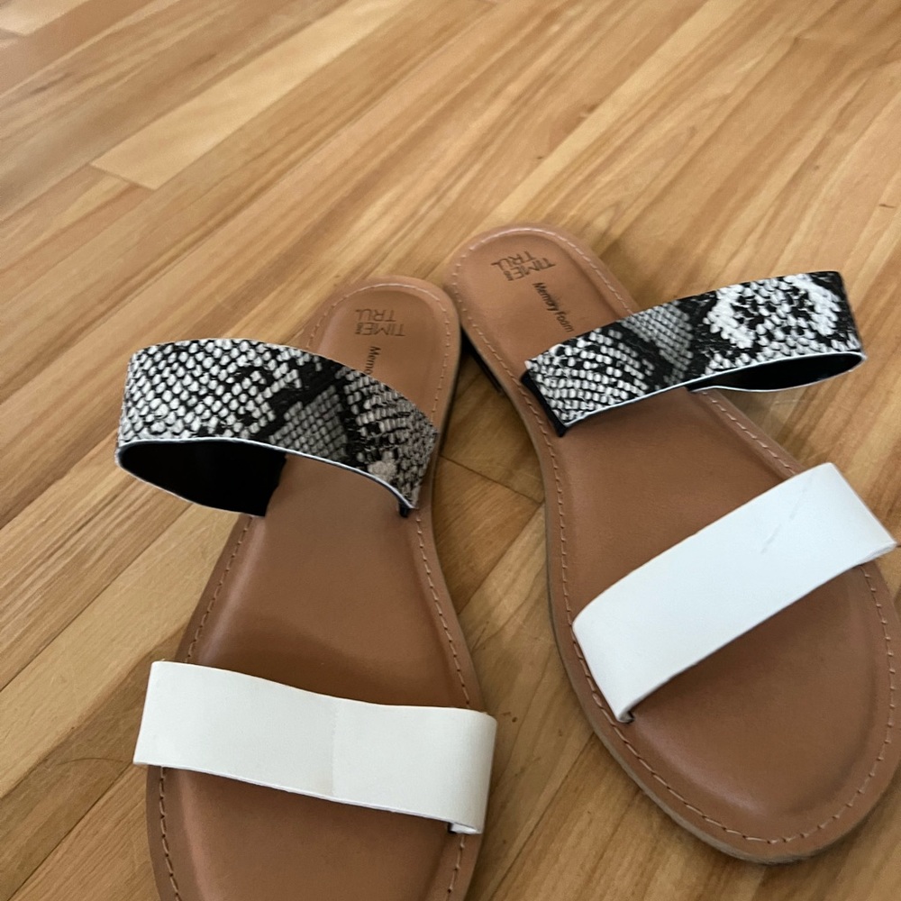 Slide On White / Snake Strap Sandals Women’s Size 10 - Picture 4 of 4